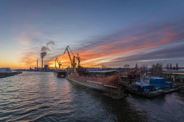 Szczecin, Polsko-leden 2018: Rekonstrukce Polské námořnictvo loď Orp Poznaň opravy loděnice v Štětín — Stock fotografie