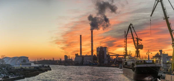 Zones industrielles sur la rivière, port, centrale électrique écologique, por — Photo