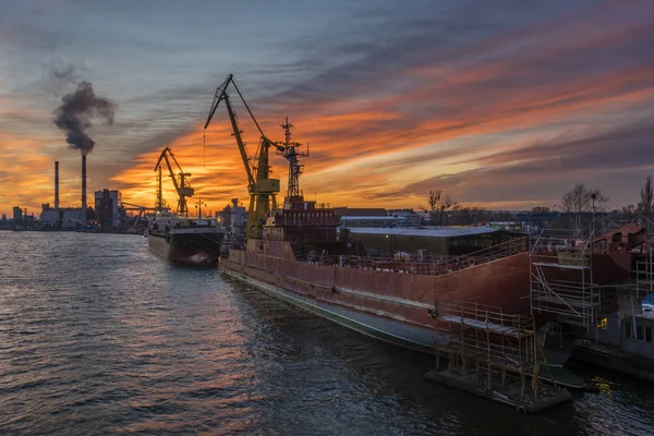 Szczecin, polen-januar 2018: sanierung des polnischen Marineschiffes orp poznan auf der Reparaturwerft in szczecin — Stockfoto