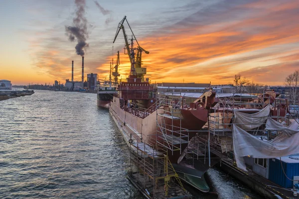 Szczecin, polen-januar 2018: sanierung der polnischen marine shi — Stockfoto
