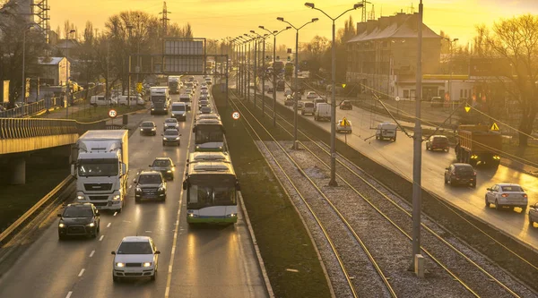 Intensiver Verkehr auf der Zufahrtsstraße in die Stadt am Morgen — Stockfoto