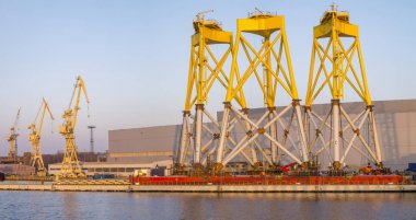 Offshore rüzgar türbinleri için yapıların temelleri