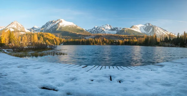 Panorama of a mountain lake on a frosty morning-Strbske Pleso, S — Stock Photo, Image