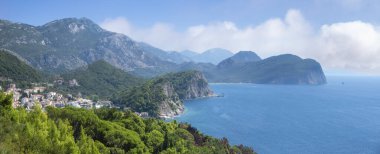Mo 'nun Budva bölgesindeki kıyı kayalıkları ve dağların manzarası.