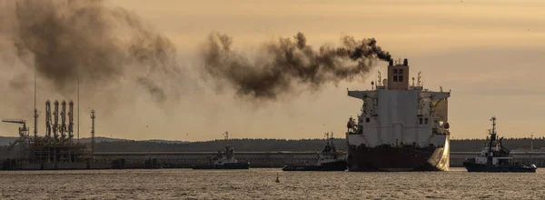 LNG tanker maneuvering in an offshore gas terminal. — Stock Photo, Image