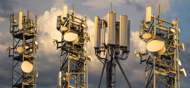 baz istasyonları ve cep telefonu vericileri arka Grou 'ya karşı