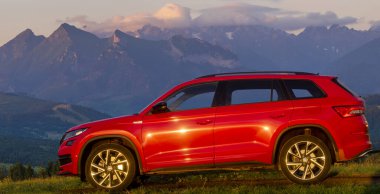 Suv Skoda Kodiaq Spor Hattı sürümü bir mou 'nun arka planına karşı