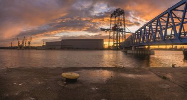 Endüstriyel arazi. Szczecin gemisindeki vinç ve kanatlar