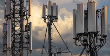 baz istasyonları ve cep telefonu vericileri arka Grou 'ya karşı