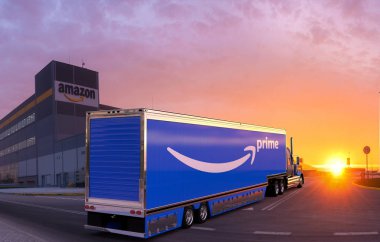  Am 'de Amazon Prime logosu olan yarı römorklu kamyonlar.