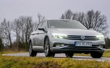 Fabrika hidrolik sistemindeki bozuk kapakçık, sıcak sıvı sızdırıyor.