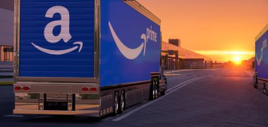  Am 'de Amazon Prime logosu olan yarı römorklu kamyonlar.