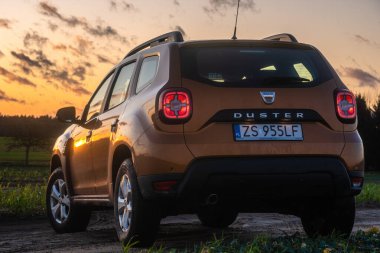 Szczecin, Polonya-Aralık 2019: Suv Dacia Duster taşrada