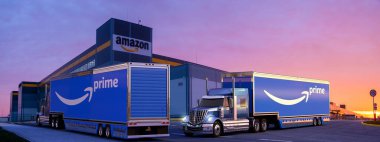  Am 'de Amazon Prime logosu olan yarı römorklu kamyonlar.
