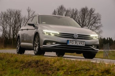 Fabrika hidrolik sistemindeki bozuk kapakçık, sıcak sıvı sızdırıyor.