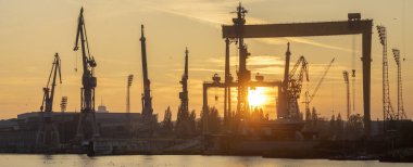 Endüstriyel arazi. Szczecin gemisindeki vinç ve kanatlar