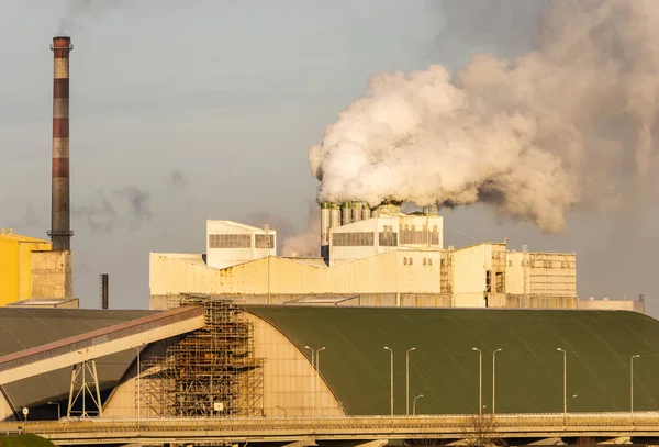 Chemical plant in Poland emitting huge amounts of smoke, dust an — Stock Photo, Image