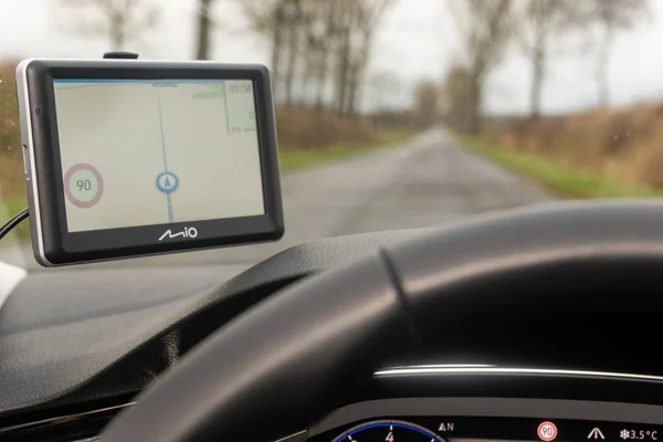 GPS Navigatie - Mio Technology-view van een rijdende auto — Stockfoto