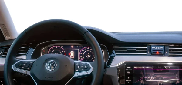 Cockpit isolado e interior de um carro Volkswagen Passat em um wh — Fotografia de Stock