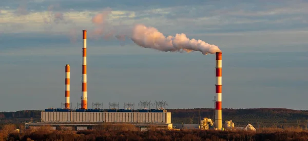 石炭火力発電所は、燃焼生態系燃料に適応- Gr — ストック写真
