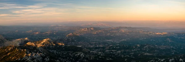 Panorama över bergen från en observationspunkt i Lovce — Stockfoto