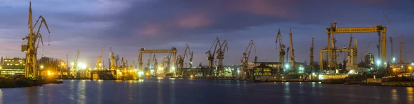 Industrieel landschap. Kranen en loopbruggen in de Szczecin shipya — Stockfoto