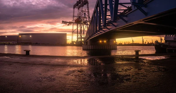 Industrial landscape. Cranes and gantries in the Szczecin shipya — Stock Photo, Image