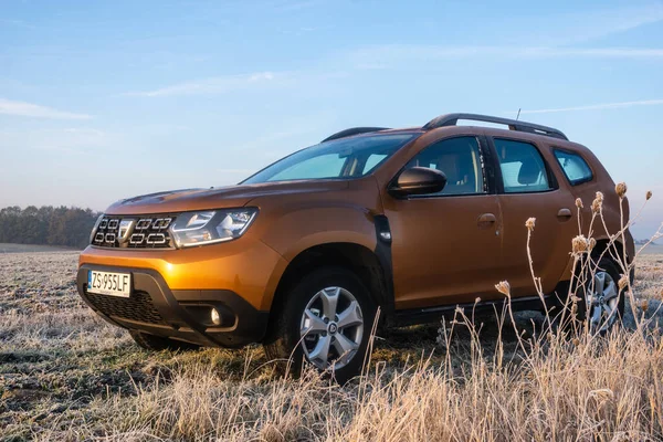 SUV Dacia Duster su un prato ghiacciato — Foto Stock