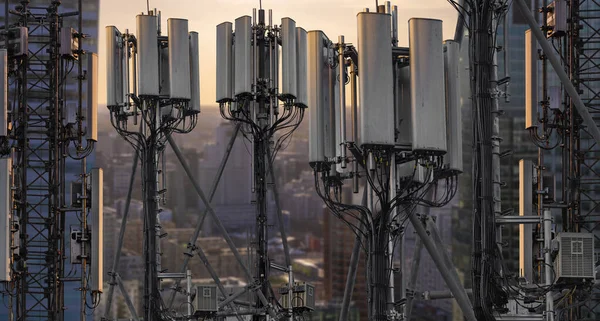 Base stations and mobile phone transmitters against the backdrop — 스톡 사진