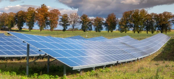 Paneles solares en séquito de otoño —  Fotos de Stock