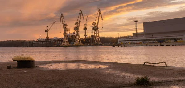 Промышленный пейзаж Краны и порталы в Щецинском судне — стоковое фото