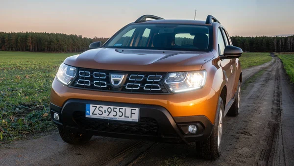 Szczecin, Lengyelország - 2019. december: Suv Dacia Duster a backgroun — Stock Fotó