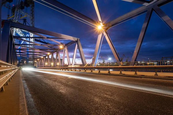 Rozbitý ventil v továrním hydraulickém systému, unikající horká kapalina — Stock fotografie