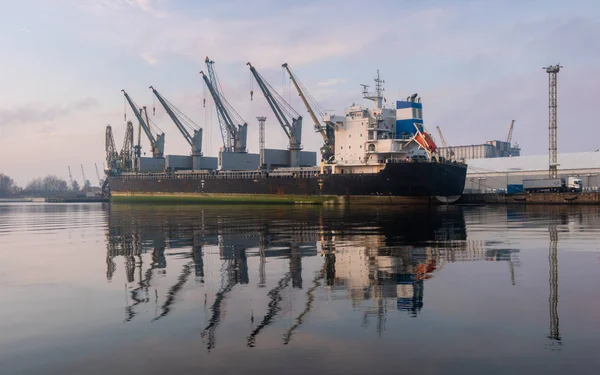 Огромный навалочный транспортер в морском порту на рассвете — стоковое фото