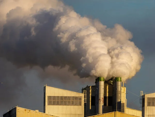 Chaminés de fábrica emitindo enormes quantidades de fumaça, poeira e poluição — Fotografia de Stock