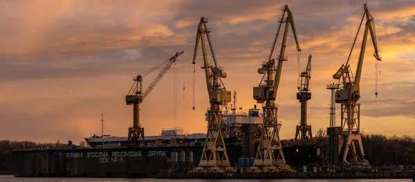 Industrielandschaft. Kräne und Portale in der szczecin shipya — Stockfoto