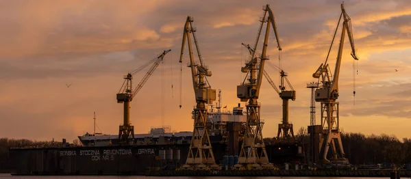 Industrielandschaft. Kräne und Portale in der szczecin shipya — Stockfoto