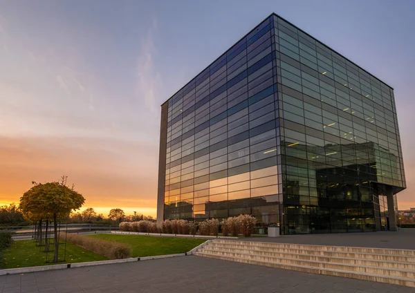 Modernes Bürogebäude im Licht eines wunderschönen Sonnenuntergangs. — Stockfoto