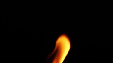 Siyah arka planda yavaş çekimde izole edilmiş güzel ateş alevleri. Ateşi yakın..