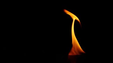 Siyah arka planda yavaş çekimde izole edilmiş güzel ateş alevleri. Ateşi yakın..