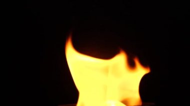 Siyah arka planda yavaş çekimde izole edilmiş güzel ateş alevleri. Ateşi yakın..