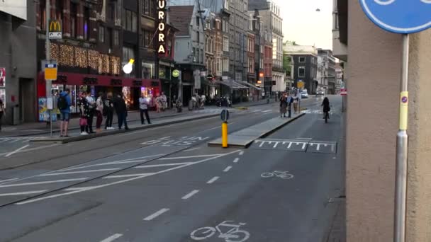 Amsterdam Hollanda Haziran 2018 Şehir Merkezi Bisiklet Süren Insanlar Bir — Stok video
