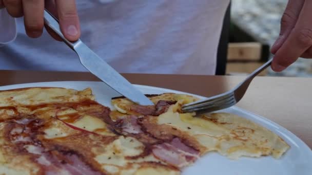 사과와 비콘을 곁들인 전통적 암스테르담 팬케이크를 남자들은 소스를 부었다 식당에 — 비디오