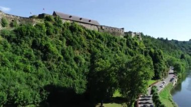 Bouillon Şatosu, Avrupa 'nın Lüksemburg eyaletindeki Bouillon kasabasında nehir ve ağaçlarla çevrili bir dünya mirası. Güneşli yaz günü, hava manzarası.