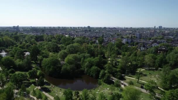 オランダのアムステルダム市でフォンデル公園の4K空中ビュー 晴れた日 夏または春 湖の周りの緑の芝生でリラックスしています コンセプト オランダの有名な場所 — ストック動画