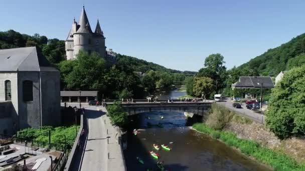 夏の美しい緑の景色の中で川に山 カヤックに囲まれたベルギーのデュルビュイの旧市街と城の空中ビュー 街のパノラマ — ストック動画