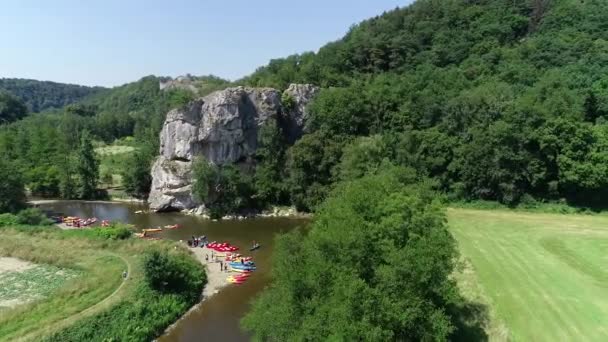 Vue Aérienne Des Activités Estivales Les Gens Sautant Dans Eau — Video