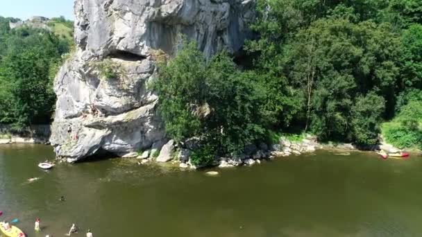 Вид Воздуха Людей Прыгающих Воду Высокой Скалы Скалы Группу Гребцов — стоковое видео