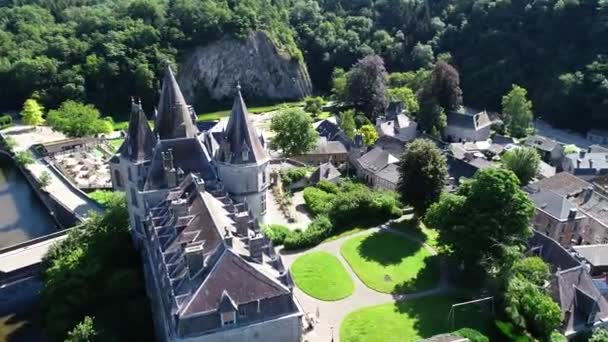 Légi Kilátás Óváros Vár Durbuy Belgium Körülvéve Hegyekkel Folyóval Kajakosok — Stock videók