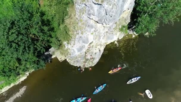 Widok Powietrza Ludzi Skaczących Wody Wysokiej Skały Klifu Grupy Kajakarzy — Wideo stockowe